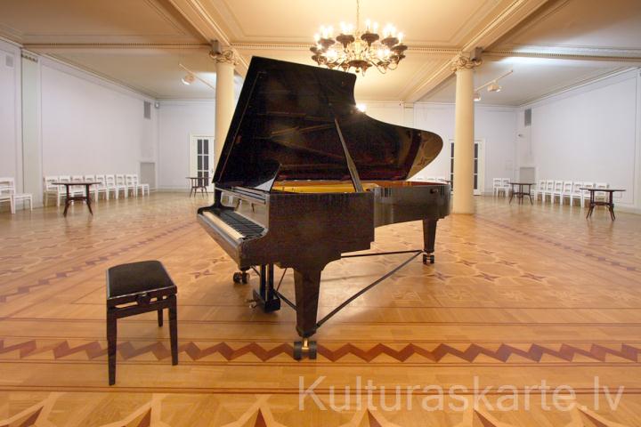 Rīgas Latviešu biedrības Baltā zāle 